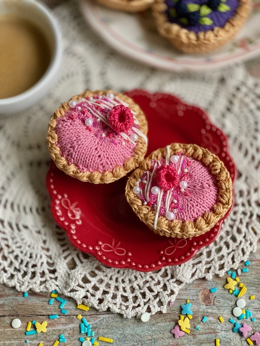 zabawki - inne Szydełkowa babeczka malinowa z białym lukrem i koralikową posypką