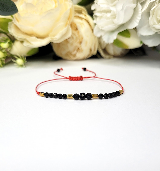 bransoletki z kamieni naturalnych Ochronna z Turmalinem na czerwonym sznureczku