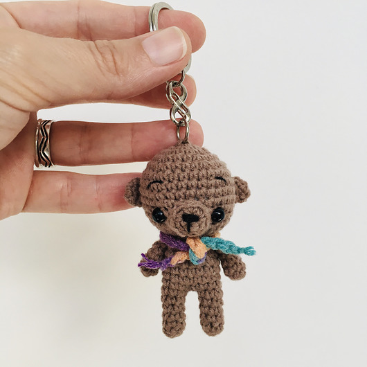 breloki Breloczek zawieszka szydełkowy miś w szaliczku