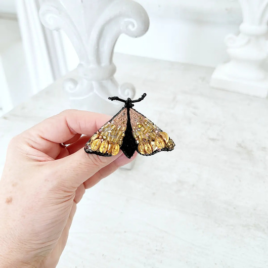 broszki Broszka ĆMA 18 ręcznie haftowana przypinka owady motyle