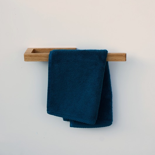 dodatki - łazienka - różne Samoprzylepny minimalistyczny dębowy wieszak na małe ręczniki do łazienki