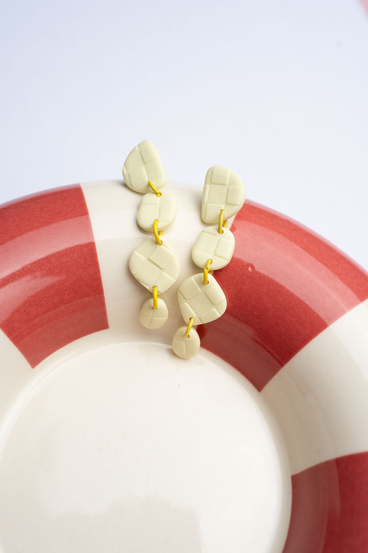 kolczyki z masy plastycznej Kolczyki łańcuszki w kolorze masełko