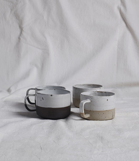 kubki i filiżanki Czarny kubek ceramiczny z kamionki