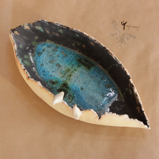 Ceramicza skorupa z białymi ptakami w inspiracji
