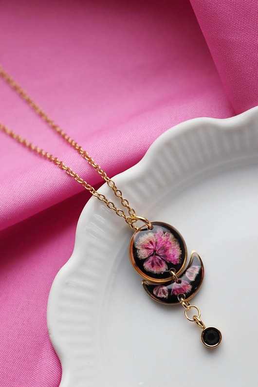 wisiory Naszyjnik z różową gipsówką