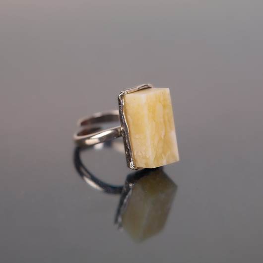 pierścionki srebrne Pierścionek z prostokątnym mlecznym bursztynem