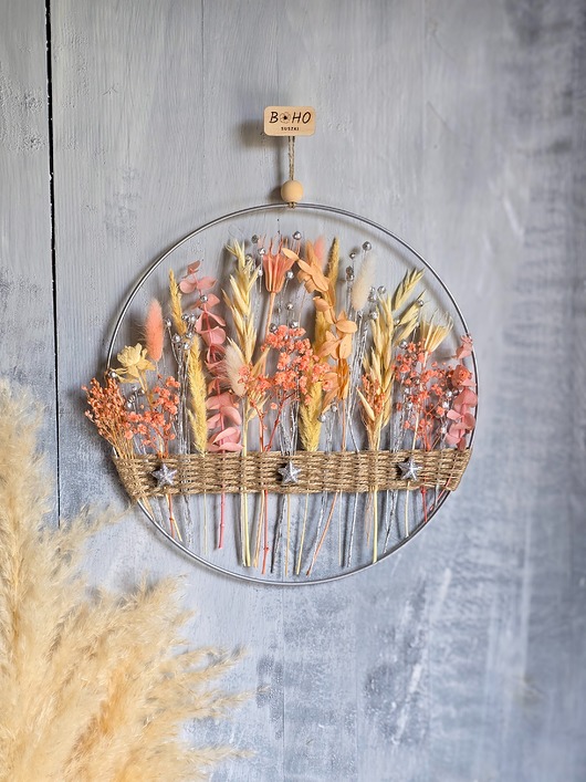 wianki bożonarodzeniowe Różowo-srebrna świąteczna dekoracja okna - obręcz z suszonymi kwiatami