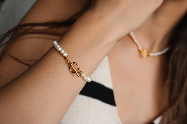 bransoletki złote Bransoletka z naturalnych pereł oraz srebra 925 pozłacanego