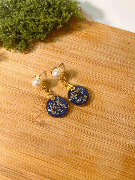 kolczyki z żywicy Wiszące kolczyki z kwiatami intensywnie niebieskie chabrowe