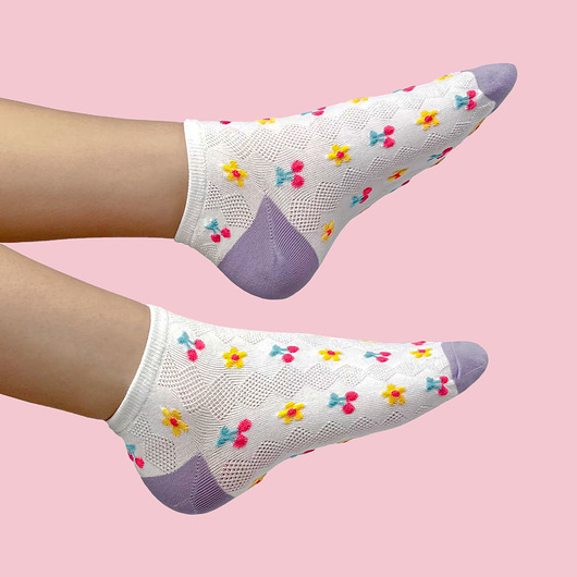 skarpetki damskie Retro skarpetki w kwiatki i wiśnie białe