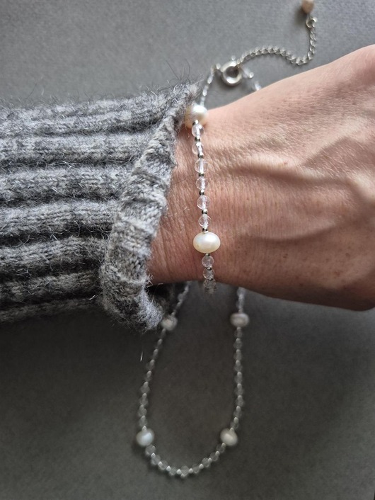 bransoletki z kamieni naturalnych Srebrna bransoletka Cristal z kryształów górskich i pereł z zawieszką