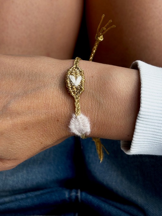 bransoletki na sznurku Bransoletka handmade z haftowanym serduszkiem - unikat