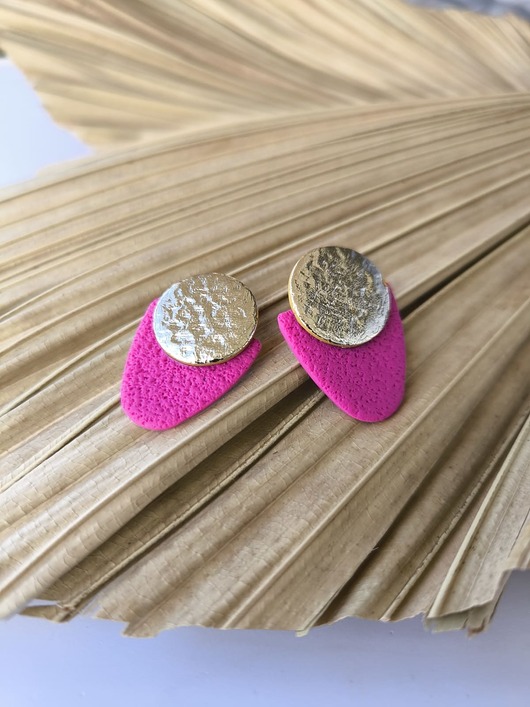 kolczyki z masy plastycznej Geometryczne kolczyki fuksja ze złotkiem