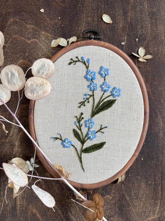 Ozdoby na ścianę Ręcznie haftowany obrazek "Niezapominajki"