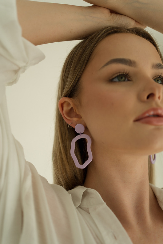 kolczyki z masy plastycznej Wiszące sztyfty w organicznym kształcie