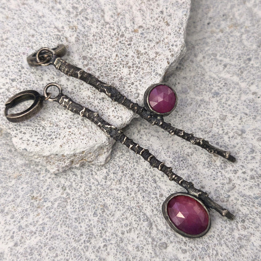 kolczyki srebrne Długie kolczyki srebrne z różowymi szafirami