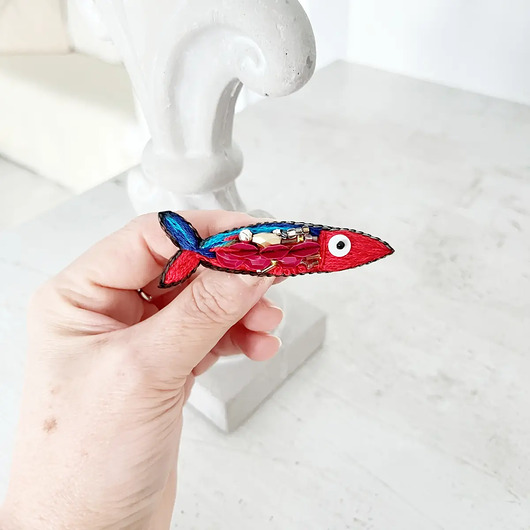 broszki Broszka RYBKA 44 śledzik ręcznie haftowana przypinka morska