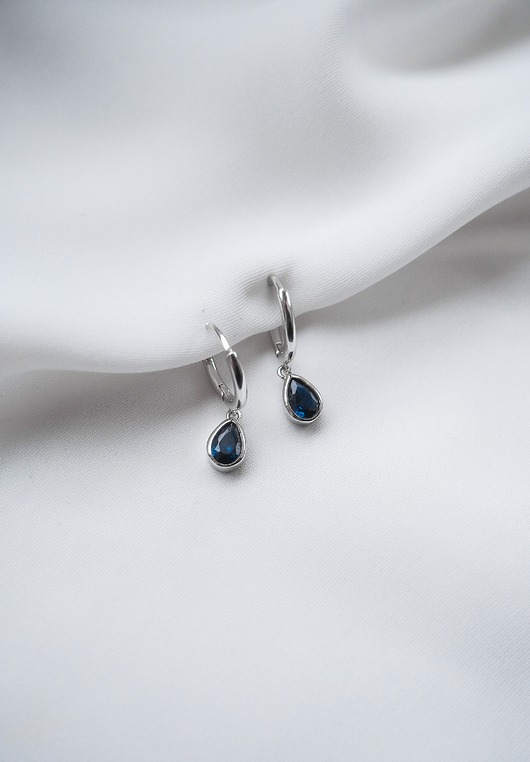 kolczyki srebrne Kolczyki koła srebrne z niebieską kropelką cyrkonia DROPLET BLUE