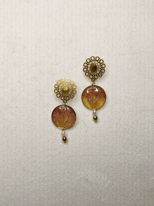 kolczyki z żywicy Piękne kolczyki z płatka hortnesji z hematytem i perełką słodkowodną