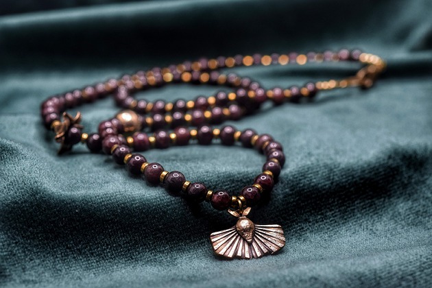 naszyjniki - inne Naszyjnik z ćmą z brązu na naturalnych kamieniach