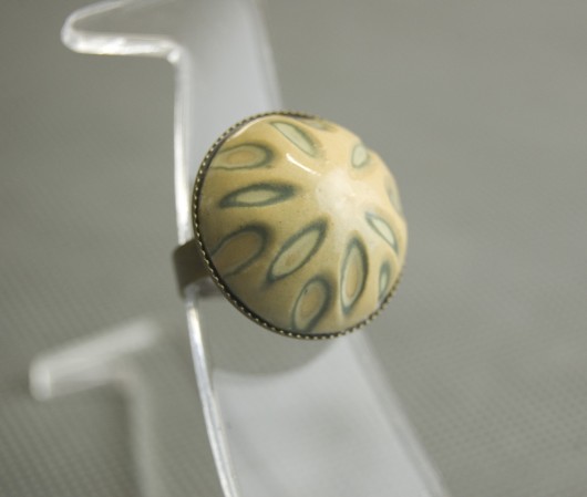 Pierścionek z oryginalnym ceramicznym oczkiem. imkadesign