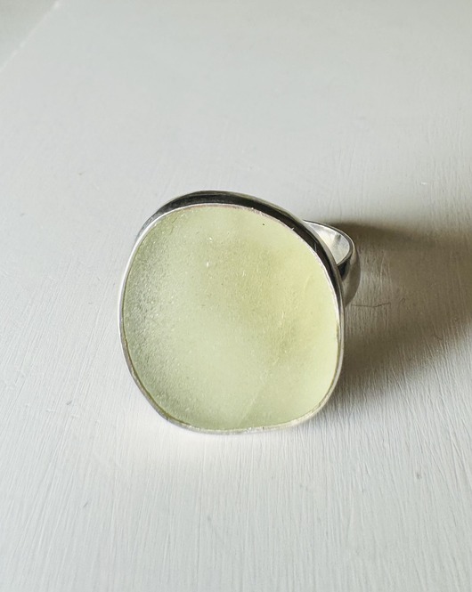 pierścionki srebrne Srebrny pierścionek regulowany ze szkłem morskim