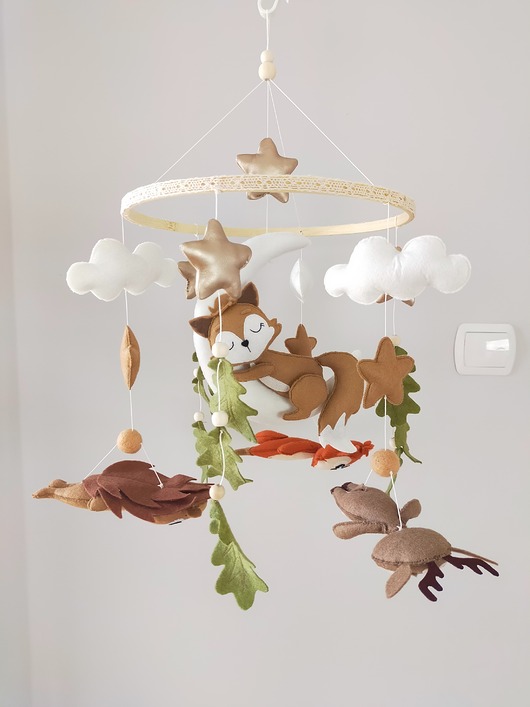 karuzele i girlandy do łóżeczka Leśna karuzela handmade, lisek, jelonek i jeż, księżyc i chmurki