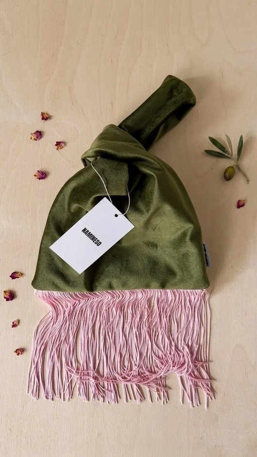 torebki do ręki Oliwkowa aksamitna torebka z różowymi frędzlami - NAMINESO DRAPE