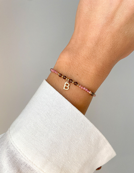 bransoletki z kamieni naturalnych Bransoletka na nici z rodonitem, kwarcem dymnym i literką