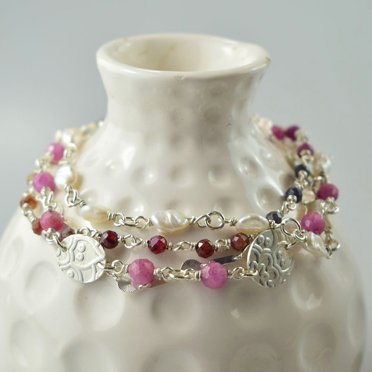 bransoletki z kamieni naturalnych Elnora - srebrna bransoletka z rubinem, perłami i szafirem