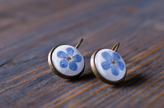 Kolczyki z niezapominajkami w żywicy So Jewelry