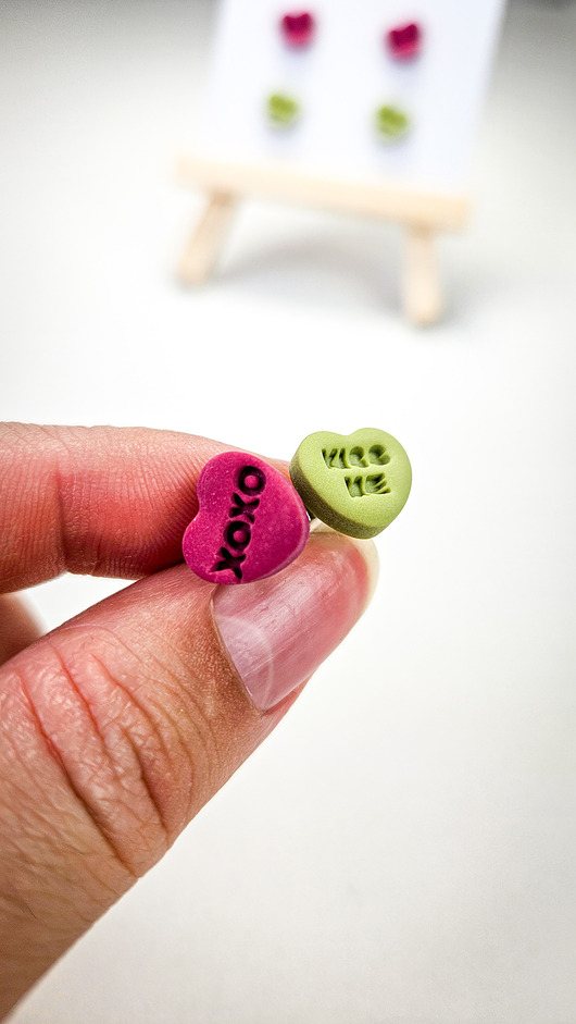 kolczyki z masy plastycznej Kolczyki serduszka z napisami zestaw 2 par