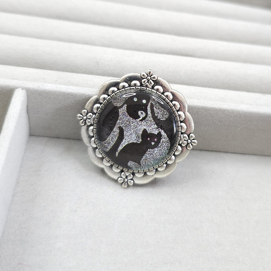 broszki 6748 biała, czarna, srebrna broszka; kot i pies