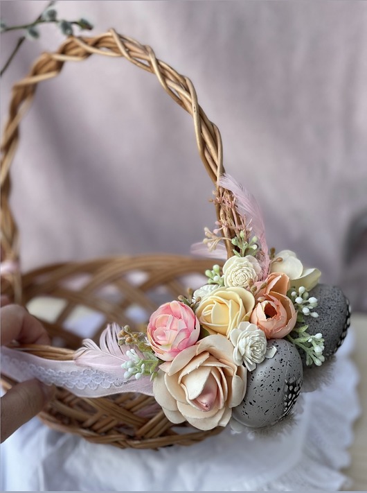 Koszyk wielkanocny z dekoracją wiosenną Rosa