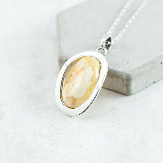 wisiory Owalny wisiorek z naturalnym bursztynem 925