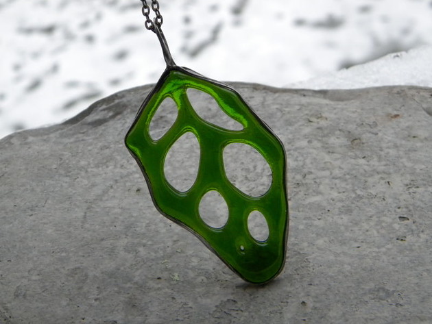 wisiory Monstera monkey mask - naszyjnik