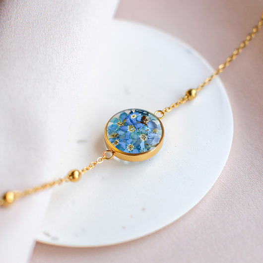 bransoletki z żywicy Bransoletka z niezapominajkami