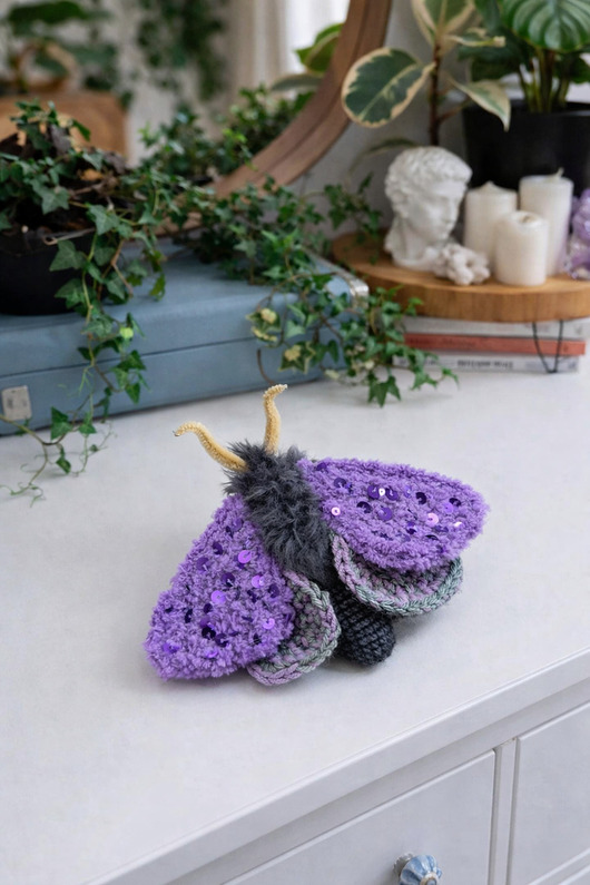 dodatki - różne Motylek Ćma fioletowa z cekinami mały objekt decoracyjny