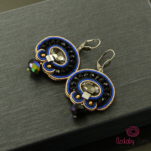 kolczyki soutache Czerń, złoto i szafir - delikatne  kolczyki sutasz