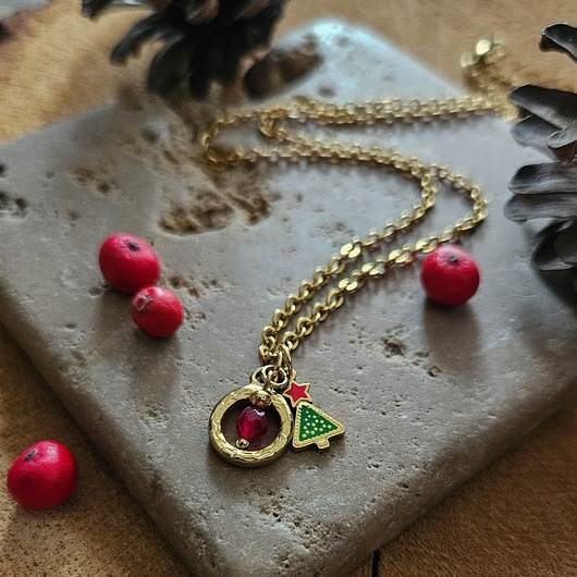 naszyjniki - inne Świąteczny naszyjnik z jadeitem i zawieszką w kształcie choinki