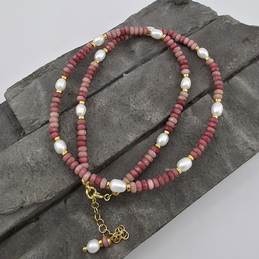 korale Rodonit i perły w złocie - naszyjnik