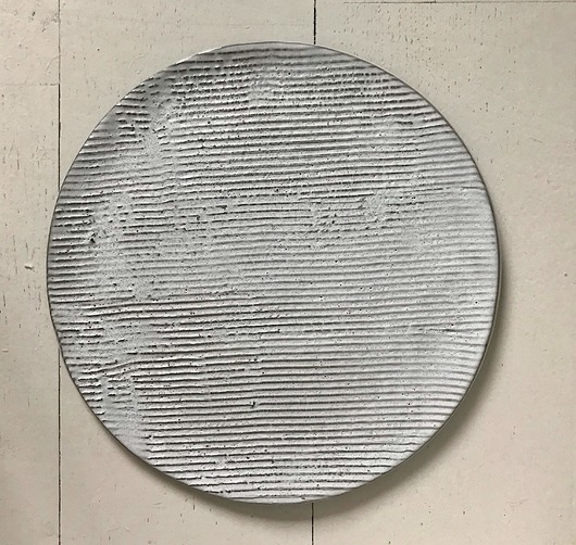 duży talerz ceramiczny biały z fakturą studio m.