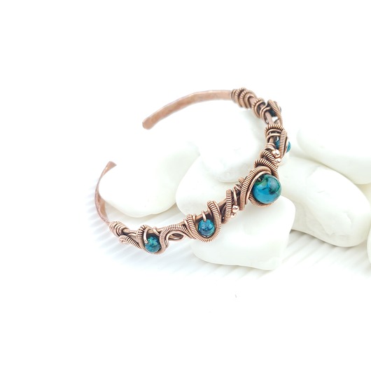 bransoletki wire wrapping Miedziana bransoleta mankietowa z chryzokolą