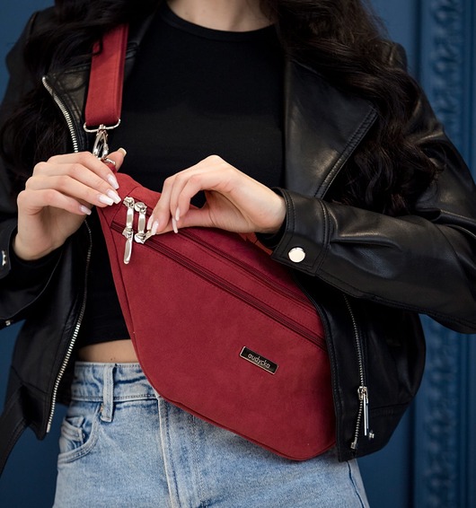 saszetka nerka Nerka XL z grubego nubuku tapicerskiego w kolorze ciemnej czerwieni.