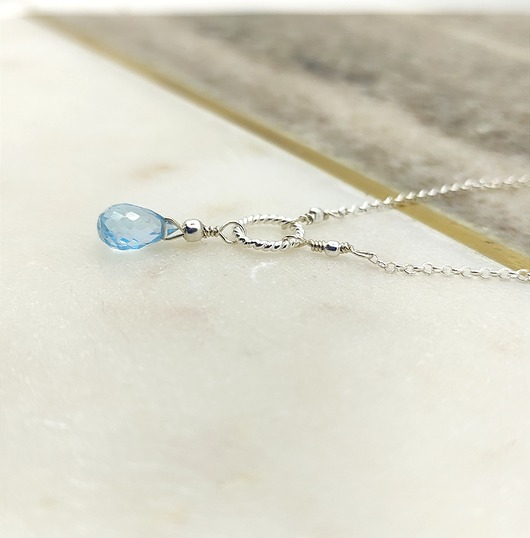 srebrne naszyjniki Kropla na łańcuszku - Topaz swiss blue