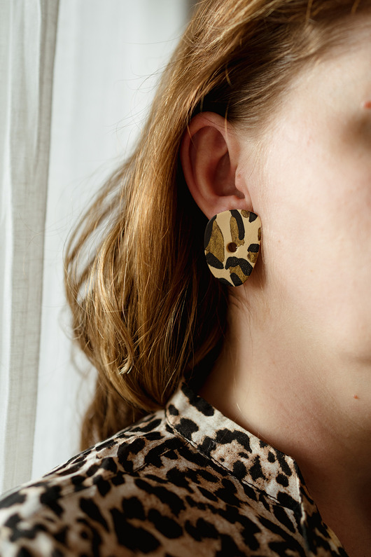 kolczyki z masy plastycznej Wiszące kolczyki sztyfty w panterkę