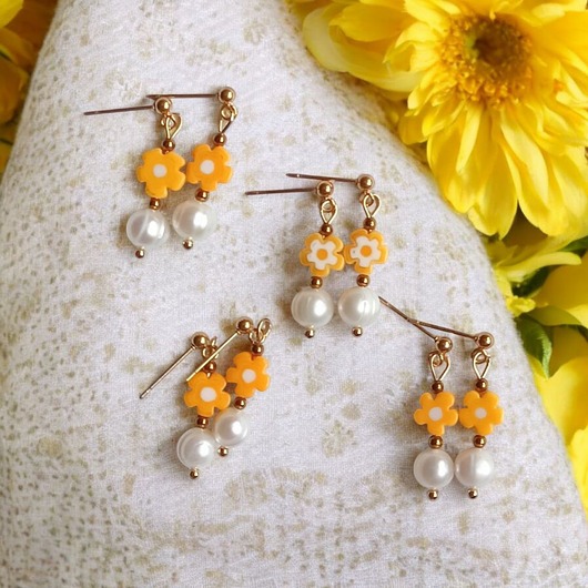 kolczyki z kamieniami Kolczyki : DAISY : perły naturalne : drobne kolczyki : szklane kwiatuszki