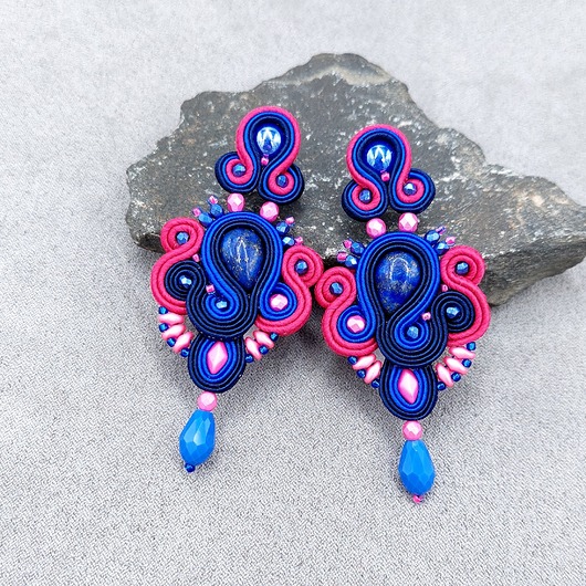 kolczyki soutache Marita różowo niebieskie letnie kolczyki sutasz z lapisem lazulim