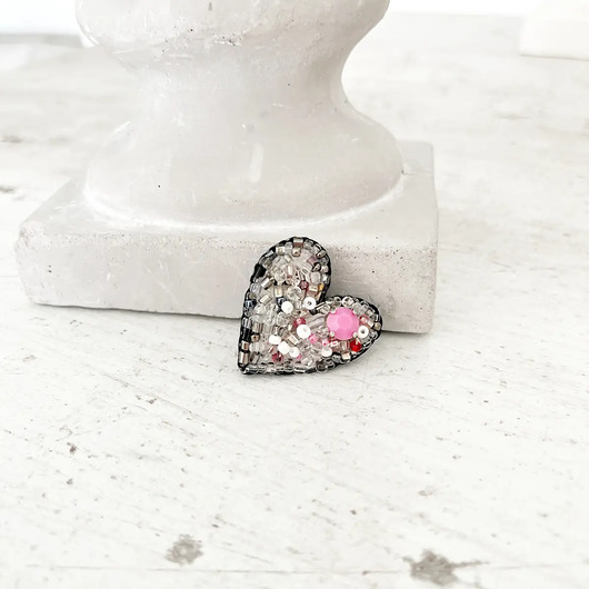 broszki Broszka mini SERCE 8 ręcznie haftowana przypinka miłość