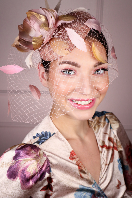 kapelusze damskie ASURA romantyczny toczek z woalką i piórami
